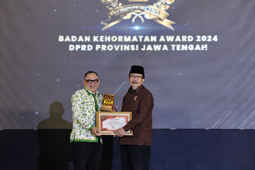 MALAM ANUGERAH. DPRD Provinsi Jateng menggelar ‘BK Award 2024’ di Hall Hotel Grand Mercure, Soba, Kabupaten Sukoharjo, Jumat (30/8/2024). (foto teguh prasetyo)