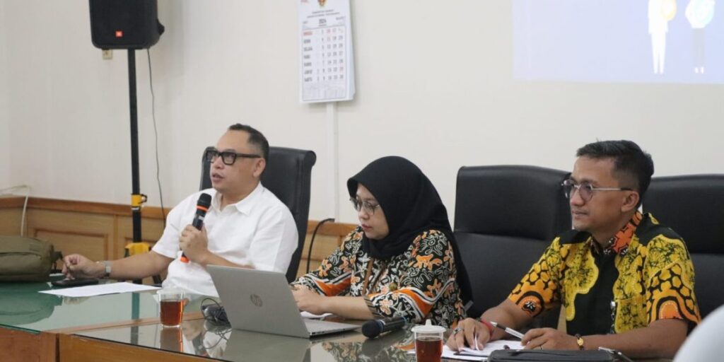 BERI PAPARAN : Anggota Komisi A Denny Septiviant memberi paparan dalam kunjungan kerja ke Badan Pendidikan dan Latihan (Diklat) Provinsi Daerah Istimewa Yogyakarta.(foto: priyanto/DPRD Jateng)