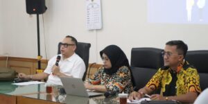 BERI PAPARAN : Anggota Komisi A Denny Septiviant memberi paparan dalam kunjungan kerja ke Badan Pendidikan dan Latihan (Diklat) Provinsi Daerah Istimewa Yogyakarta.(foto: priyanto/DPRD Jateng)