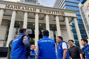 Tim hukum pasangan Calon Gubernur-Wakil Gubernur Jawa Tengah Ahmad Luthfi-Taj Yasin Maimoen saat mengajukan permohonan sebagai pihak terkait sengketa Pilkada Jateng di Mahkamah Konstitusi di Jakarta, Jumat (3/1/2025).